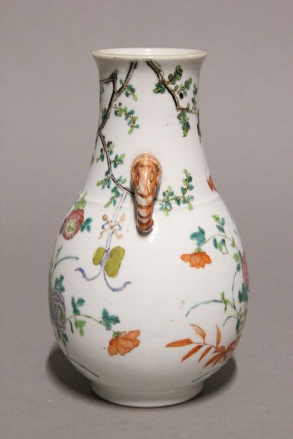 CHINE.
Vase en porcelaine polychrome.
Décor...