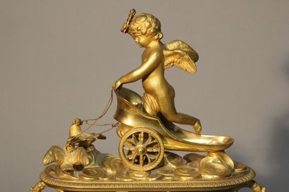 Pendule dite à l'Amour en bronze à deux patines...