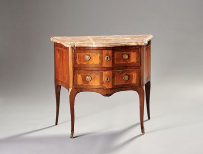 Commode sauteuse galbée toutes faces en placage...