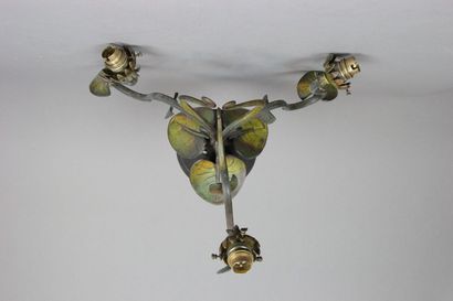 Lustre à trois feux en métal patiné.
Décor...