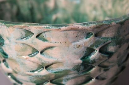 Curious bowl or cup in glazed ceramic.
Incised...