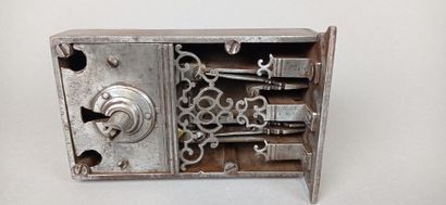 Serrure et sa clé en fer forgé à trois pennes.
La...