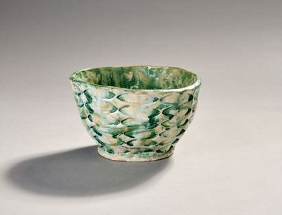 Curious bowl or cup in glazed ceramic.
Incised...