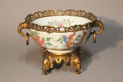 CHINE
Importante coupe montée en porcelaine...