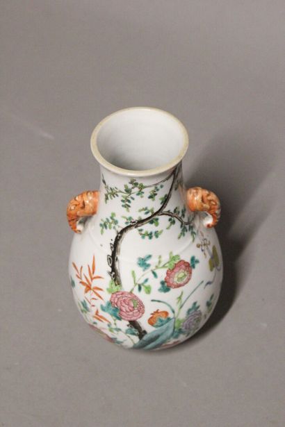 CHINE.
Vase en porcelaine polychrome.
Décor...