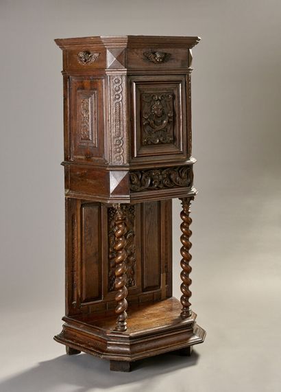 Cabinet in credence.
Natural wood molded...