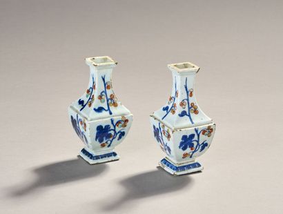 CHINE. 
Paire de vases de forme carrée en...