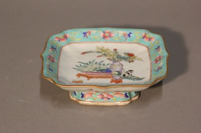CHINE.
Petite coupe de forme polylobée en...