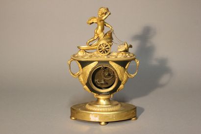 Pendule dite à l'Amour en bronze à deux patines...