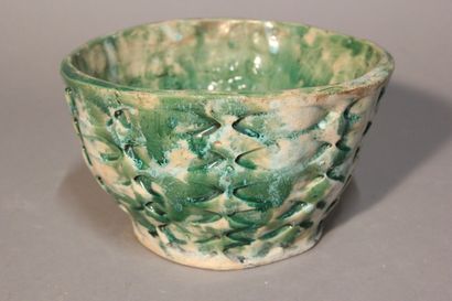 Curious bowl or cup in glazed ceramic.
Incised...