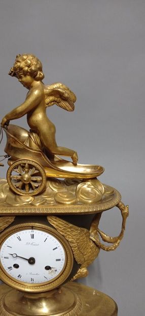 Pendule dite à l'Amour en bronze à deux patines...