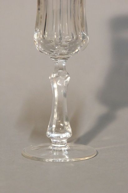 Suite of six champagne flutes in cut crystal.
Upper...