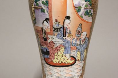 CHINE.
Vase monté en lampe en porcelaine...