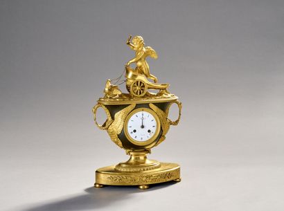 Pendule dite à l'Amour en bronze à deux patines...