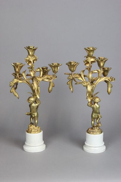 Paire de candélabres à cinq bras de lumières.
Bronze...