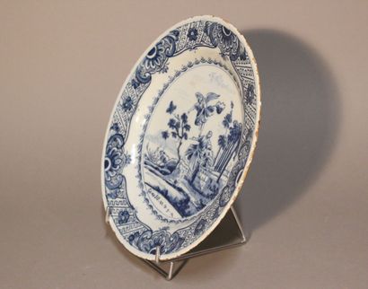 DELFT.
Plat en faïence bleue et blanche.
Décor...