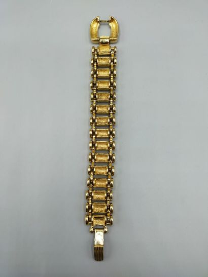 Christian DIOR.
Bracelet en métal doré à...