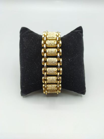 Christian DIOR.
Bracelet en métal doré à...