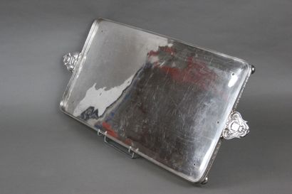 Plateau de forme rectangulaire en métal argenté.
Orné...