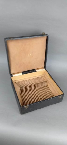 Coffret de ménagère avec dessus cuir et poignée...