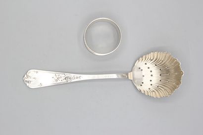 Cuillère à sucre de style Louis XV en métal...