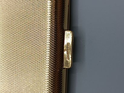 Etui à cigarettes en métal doré. 
Décor strié...