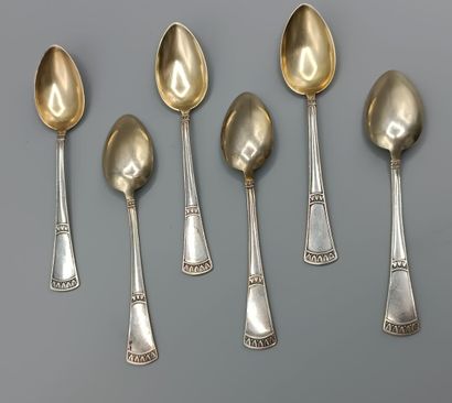 Suite de 6 cuillères à moka en argent 800°°.
Cuilleron...