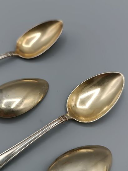 Suite de 6 cuillères à moka en argent 800°°.
Cuilleron...