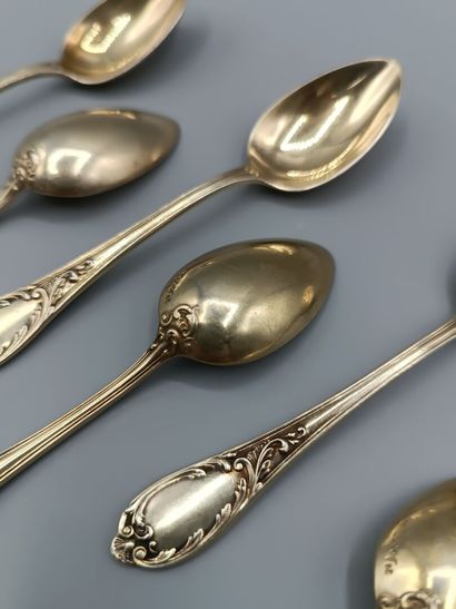 6 cuillères à moka en vermeil 800°°
Spatules...