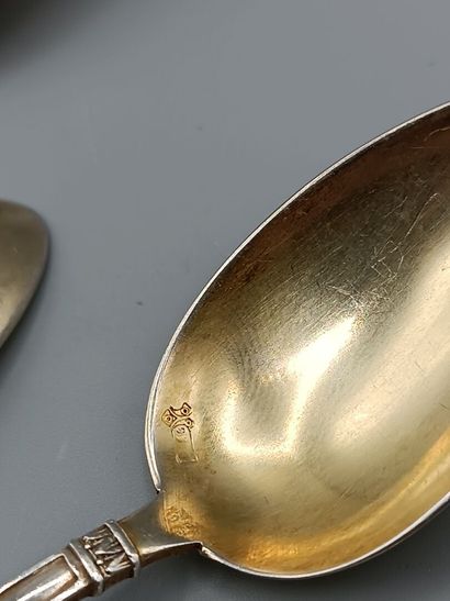 Suite de 6 cuillères à moka en argent 800°°.
Cuilleron...