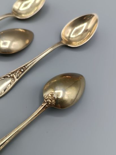 6 cuillères à moka en vermeil 800°°
Spatules...