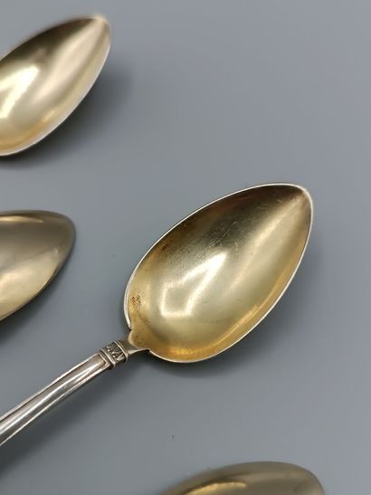 Suite de 6 cuillères à moka en argent 800°°.
Cuilleron...