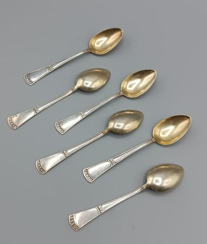 Suite de 6 cuillères à moka en argent 800°°.
Cuilleron...