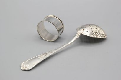 Cuillère à sucre de style Louis XV en métal...