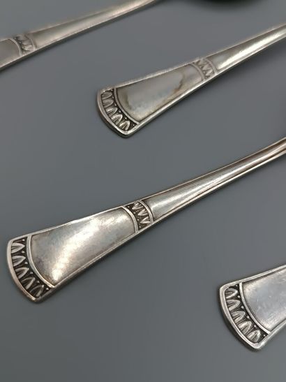 Suite de 6 cuillères à moka en argent 800°°.
Cuilleron...