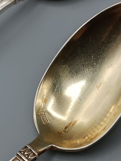 Suite de 6 cuillères à moka en argent 800°°.
Cuilleron...