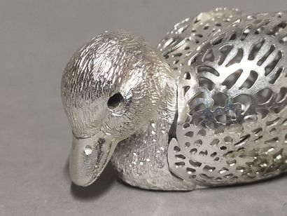 CHRISTOFLE, France.
Deux oiseaux et un canard...