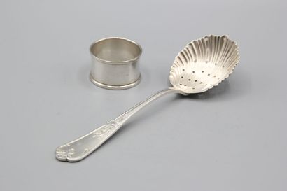 Cuillère à sucre de style Louis XV en métal...