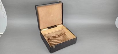 Coffret de ménagère avec dessus cuir et poignée...