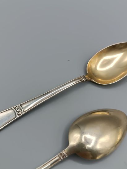 Suite de 6 cuillères à moka en argent 800°°.
Cuilleron...