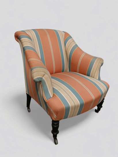Fauteuil capitonné orné d'un tissu rayé.
Pose...