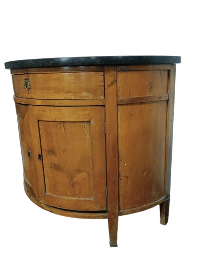 Petite commode de forme demi-lune en merisier.
Ouvre...