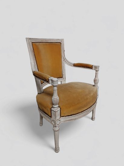 Fauteuil en bois rechampi blanc à dossier...