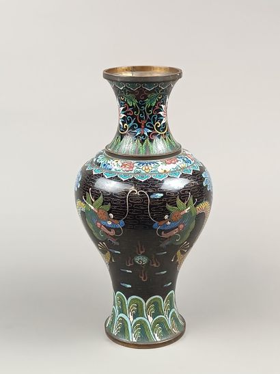 CHINE
Vase balustre en laiton cloisonné à...