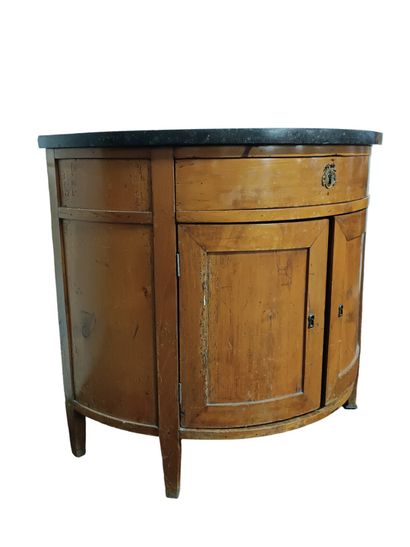Petite commode de forme demi-lune en merisier.
Ouvre...