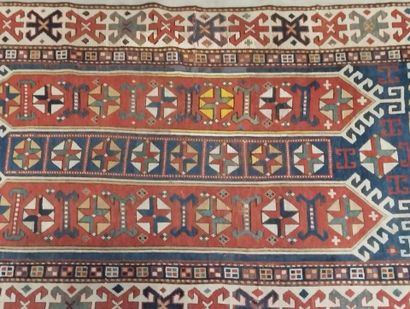 Tapis en laine nouée main polychromée. 
Décor...