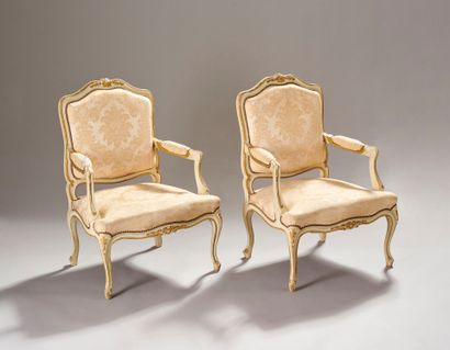 Paire de fauteuils à dos plat en bois rechampi....