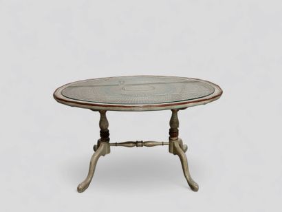 Table-basse de forme violonée en bois rechampi...