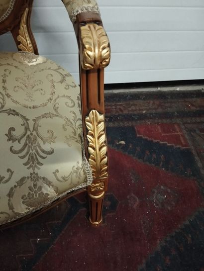 Fauteuil à dossier médaillon en bois sculpté...