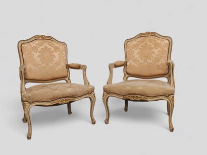 Paire de fauteuils à dos plat en bois rechampi....